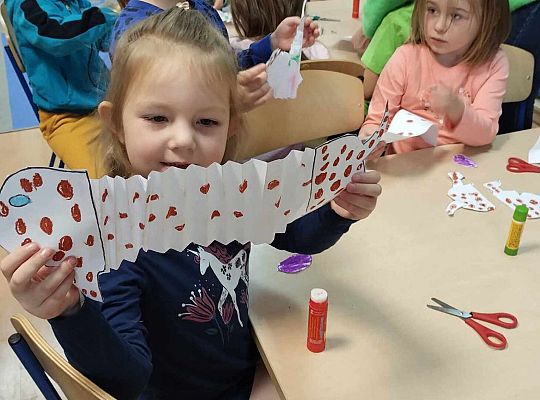 Dzieci malują, wycinają i składają