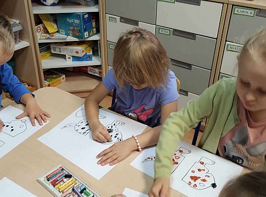 Dzieci malują, wycinają i składają