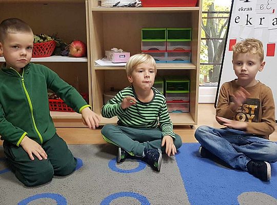 Dzieci wystukują rytm