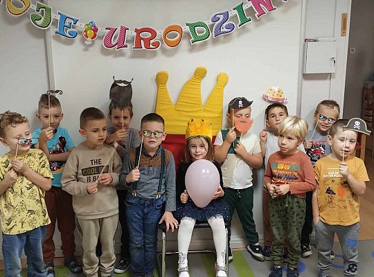 Solenizantka z kolegami z grupy