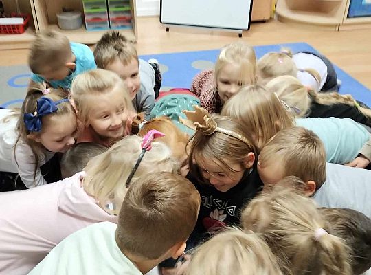 Dzieci przytulają solenizantkę