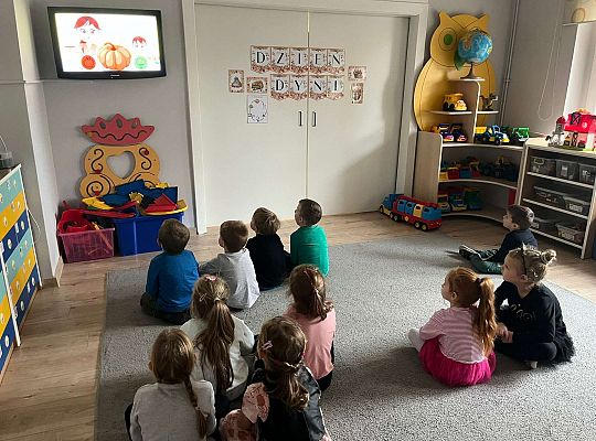 Dzieci oglądają film