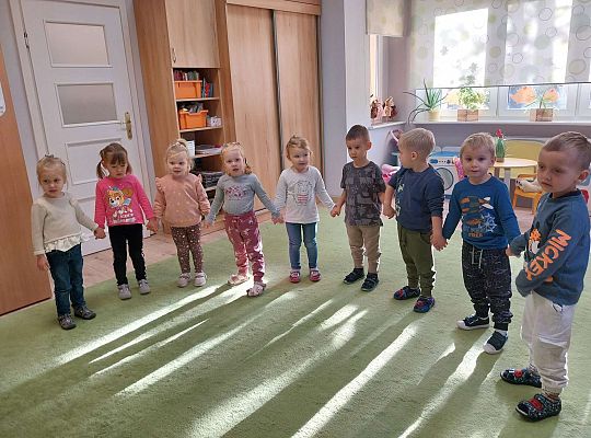 Dzieci śpiewają "sto lat"