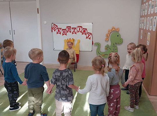 Dzieci śpiewają "sto lat"