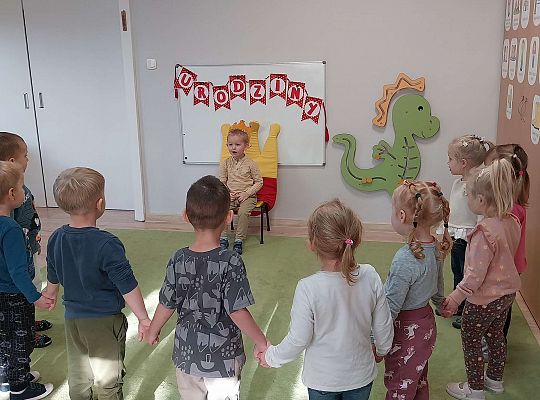 Dzieci śpiewają "sto lat"