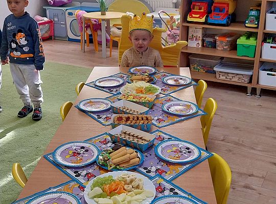 Solenizant przy urodzinowym stole