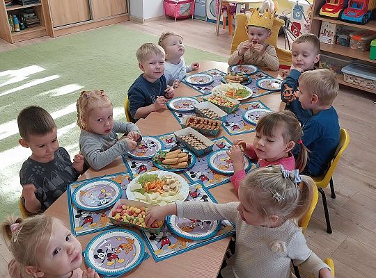 Dzieci przy urodzinowym stole