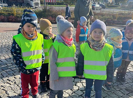 dzieci przed pomnikiem