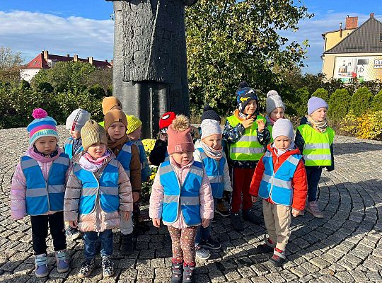 dzieci przed pomnikiem