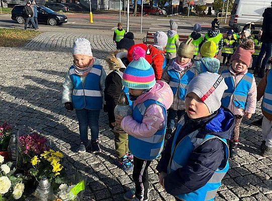 Dzieci stawiają znicz