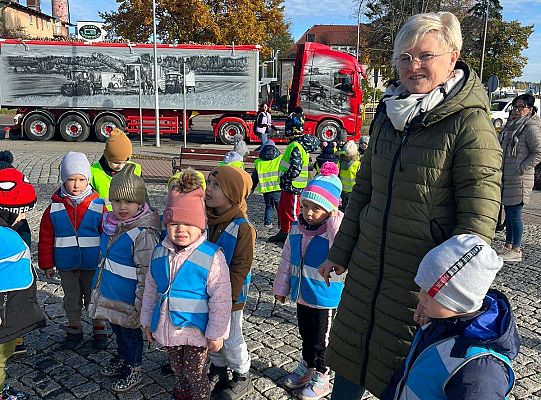 dzieci przed pomnikiem