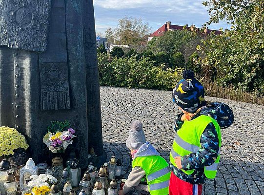 Dzieci stawiają znicz