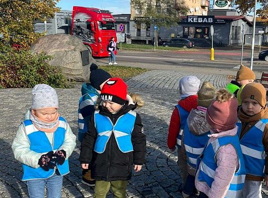 dzieci przed pomnikiem