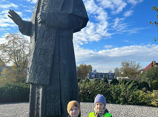 Dzieci przed pomnikiem