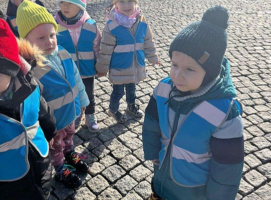 Dzieci przed pomnikiem