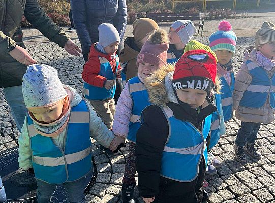 Dzieci przed pomnikiem