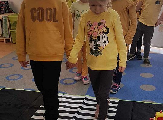 Pomagam koledze przejść przez pasy