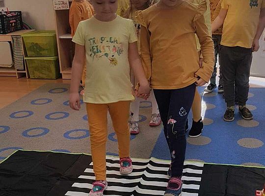 Pomagam koledze przejść przez pasy