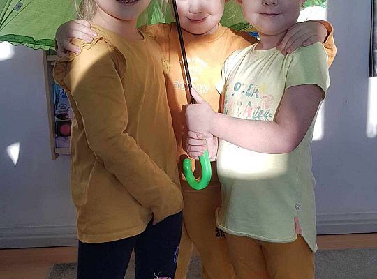 Chronię kolegę przed deszczem