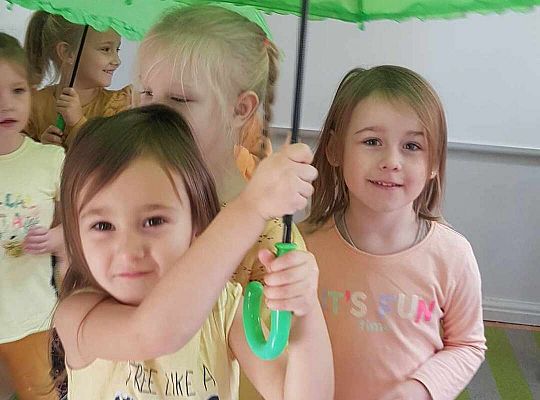 Chronię kolegę przed deszczem