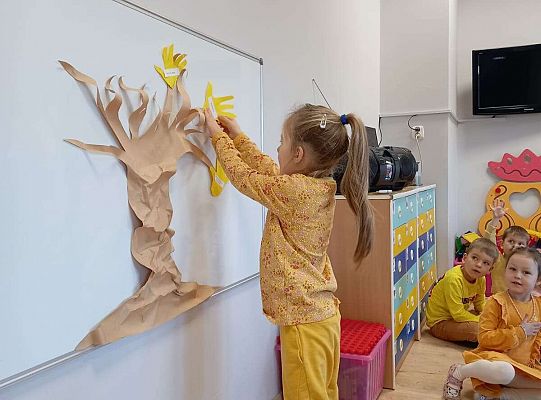 Dzieci tworzą drzewo