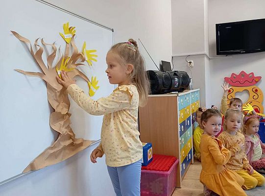 Dzieci tworzą drzewo