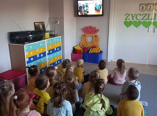 Dzieci oglądają film