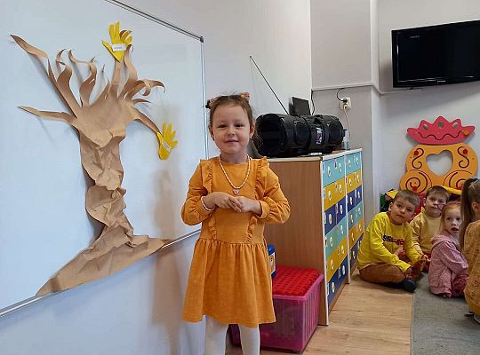 Dzieci tworzą drzewo