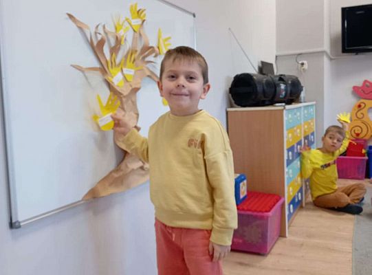 Dzieci tworzą drzewo