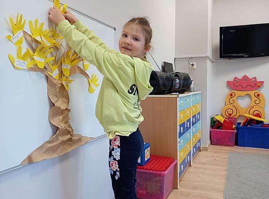 Dzieci tworzą drzewo