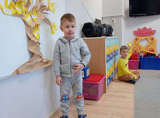 Dzieci tworzą drzewo