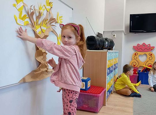 Dzieci tworzą drzewo