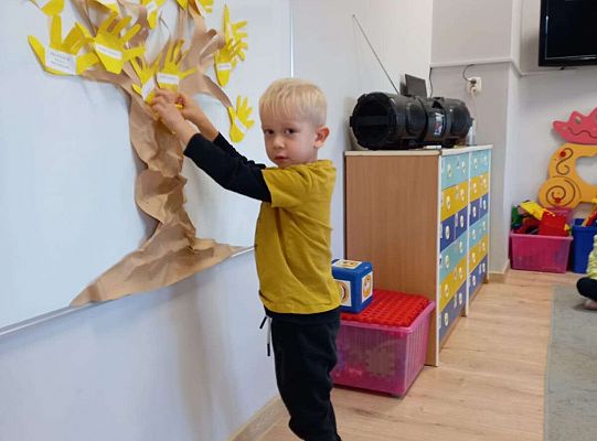 Dzieci tworzą drzewo