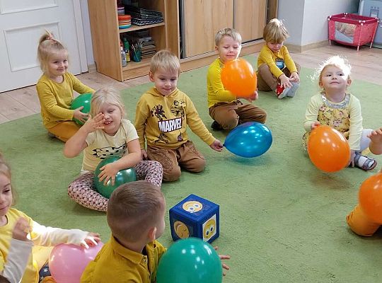 Grupa dzieci z balonami