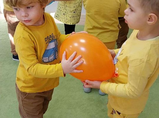dzieci z balonem