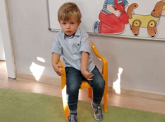 Solenizant na tle dekoracji