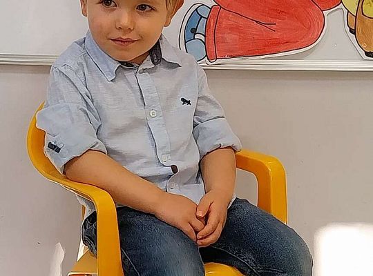 Solenizant na tle dekoracji