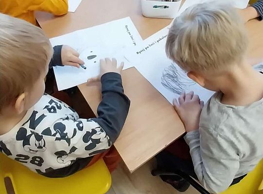 Dzieci kolorują obrazki