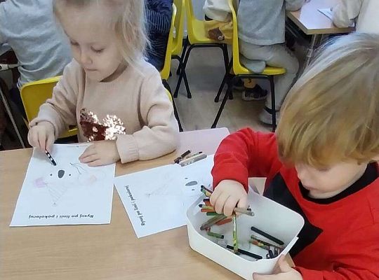 Dzieci kolorują obrazki