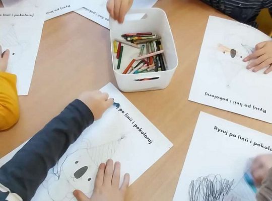 Dzieci kolorują obrazki