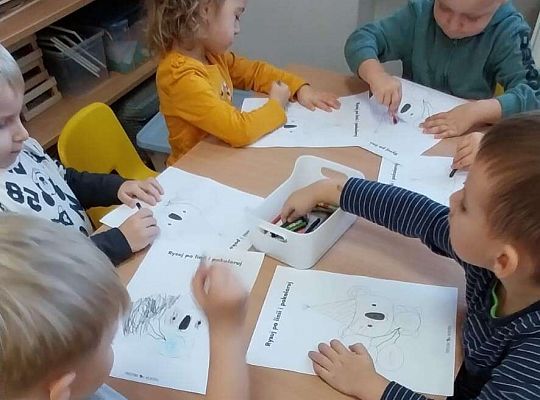 Dzieci kolorują obrazki