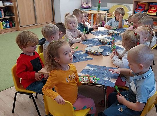 Dzieci przy urodzinowym stole