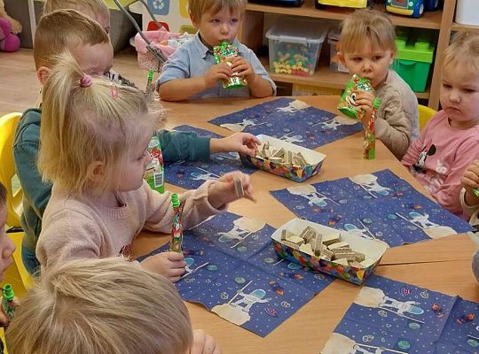 Dzieci przy urodzinowym stole