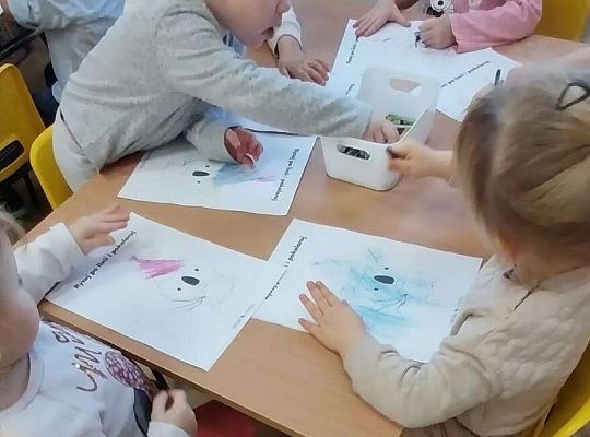 Dzieci kolorują obrazki