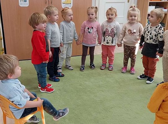 Dzieci śpiewają "sto lat"