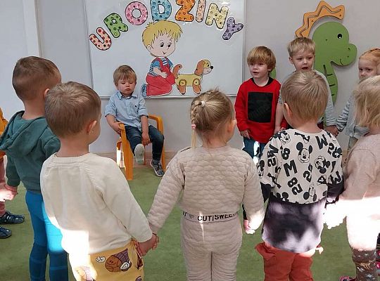 Dzieci śpiewają "sto lat"