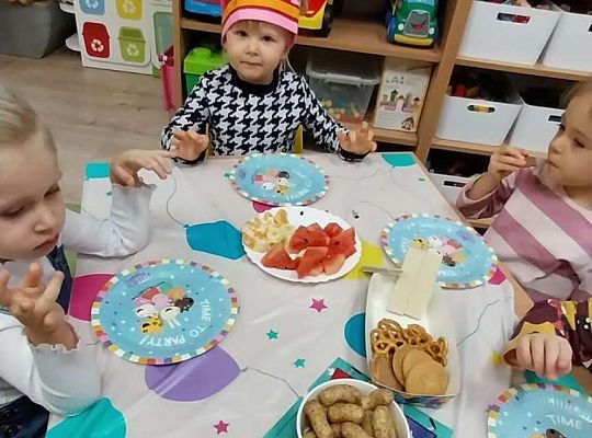 Solenizantka przy urodzinowym stole