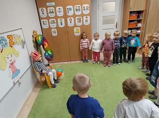 Dzieci śpiewają "sto lat"