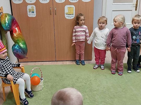 Dzieci śpiewają "sto lat"