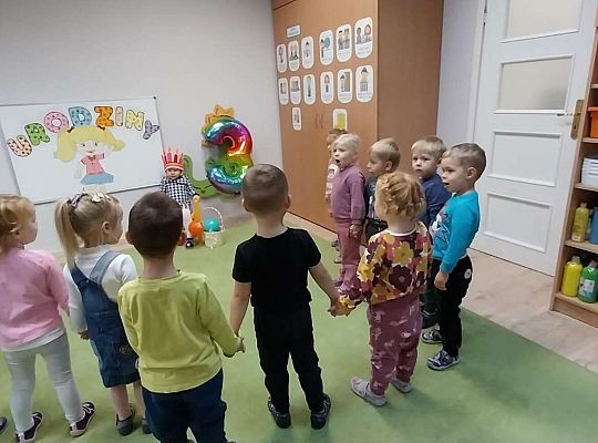 Dzieci śpiewają "sto lat"